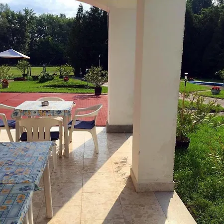 Гостевой дом Tahiti Vendegpark *